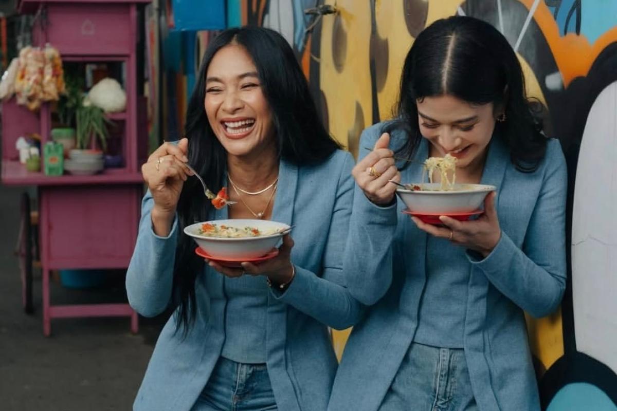 Gaya Dian Sastro dan Happy Salma saat Makan Soto (Dokumen Istimewa)