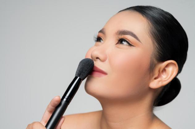 Anti Retak! 5 Langkah Praktis Atasi Makeup Crack di Area Smile Line