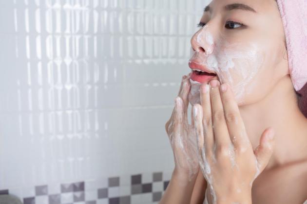 Skin Barrier Rusak Gara-Gara Sabun Cuci Muka? Ini Rekomendasi Facial Wash Low pH Terbaik