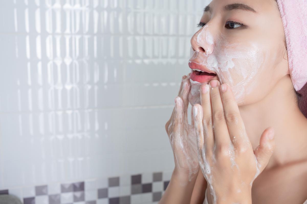 Skin Barrier Rusak Gara-Gara Sabun Cuci Muka? Ini Rekomendasi Facial Wash Low pH Terbaik