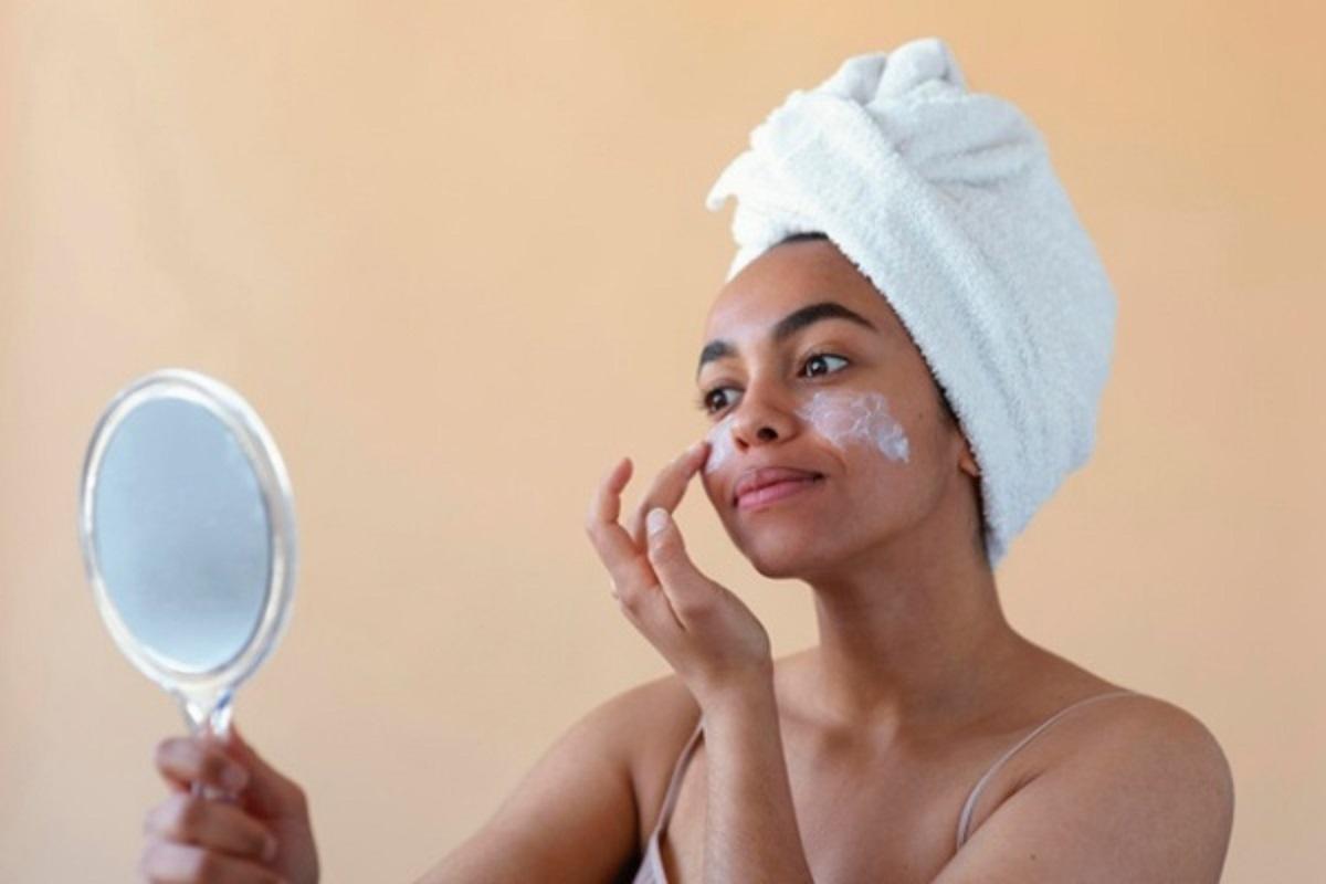 Cara Tampil Glowing Tanpa Makeup, Ikuti Tren Skinimalism
