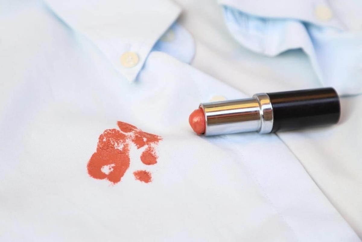 Cara Mudah dan Cepat !! Tips Ampuh Menghilangkan Noda Lipstik di Baju