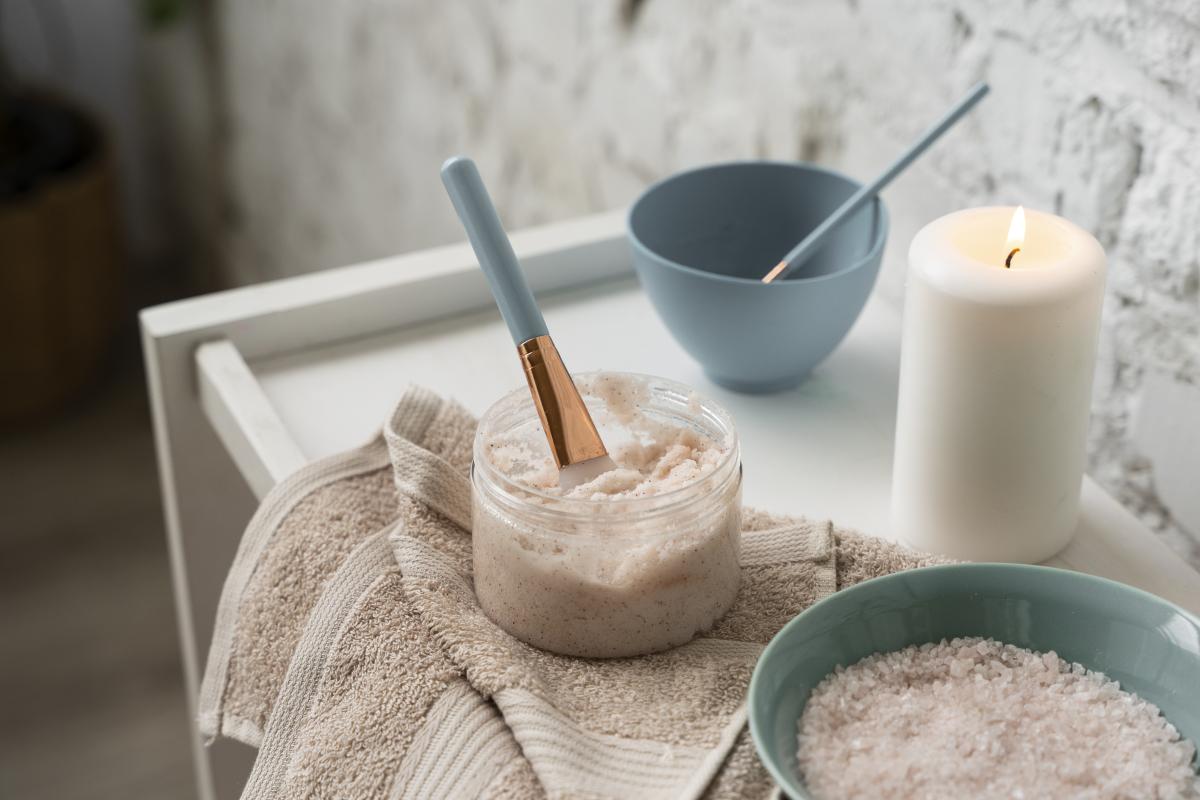 Cara Scrub dan Peeling Badan Anti Iritasi, Kulit Glowing Tanpa Perih!
