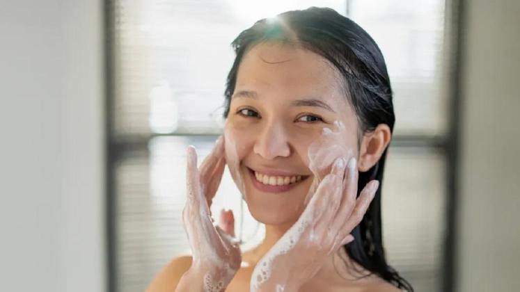Waspada! 5 Kebiasaan Sepele Ini Diam-diam Menghancurkan Skin Barrier Anda