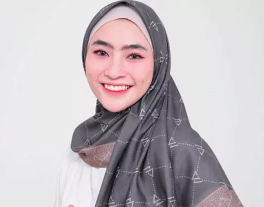 5 Rekomendasi Hijab Segi Empat Monogram untuk Kondangan: Dari Warna Lilac hingga Earth Tone