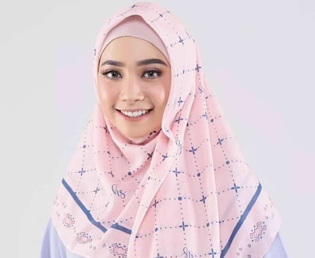 5 Rekomendasi Hijab Segi Empat Monogram untuk Kondangan: Dari Warna Lilac hingga Earth Tone