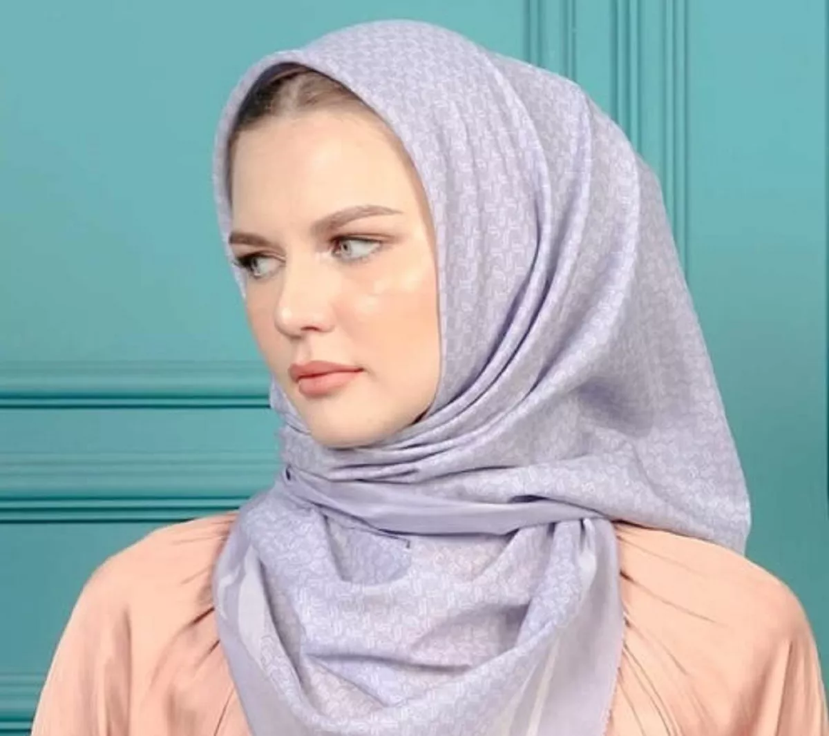 5 Rekomendasi Hijab Segi Empat Monogram untuk Kondangan: Dari Warna Lilac hingga Earth Tone