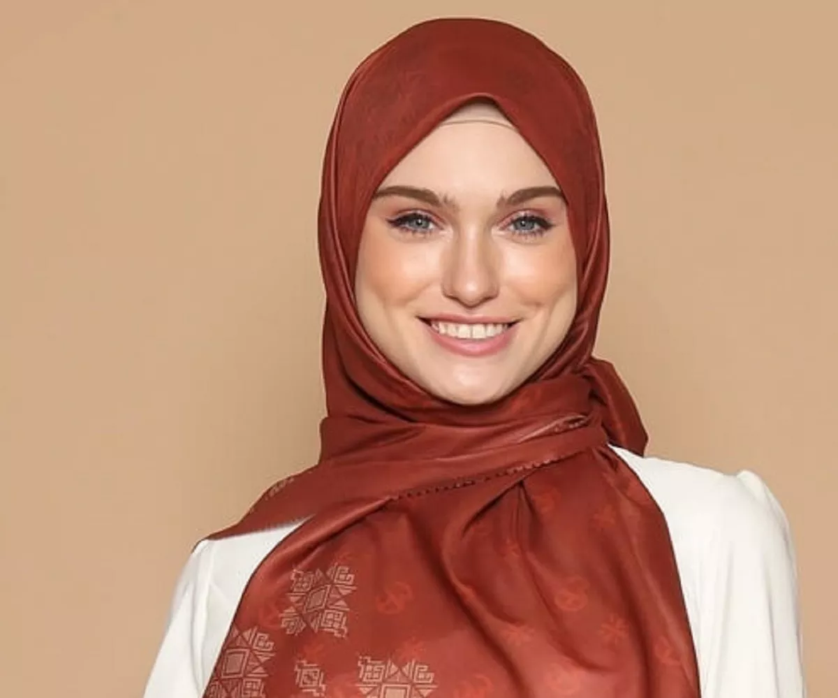 5 Rekomendasi Hijab Segi Empat Monogram untuk Kondangan: Dari Warna Lilac hingga Earth Tone