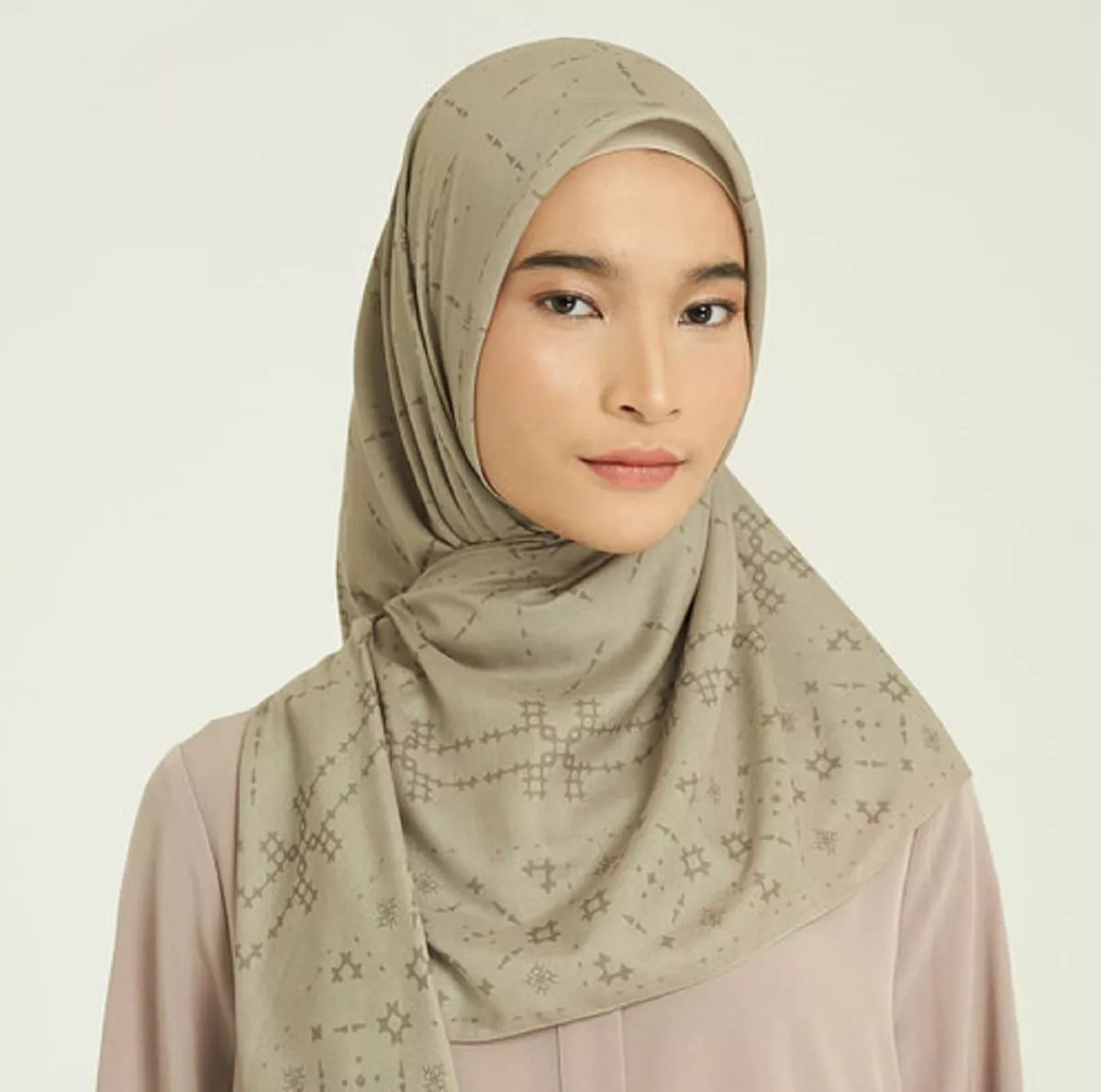 5 Rekomendasi Hijab Segi Empat Monogram untuk Kondangan: Dari Warna Lilac hingga Earth Tone
