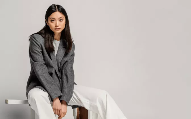Bosan Pakai Hitam-Hitam? Ini Cara Pakai Outfit Monokrom Agar Tidak Terlihat Flat