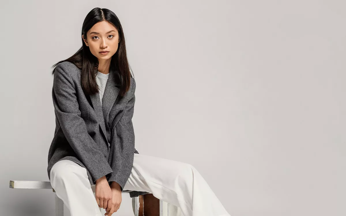 Bosan Pakai Hitam-Hitam? Ini Cara Pakai Outfit Monokrom Agar Tidak Terlihat Flat