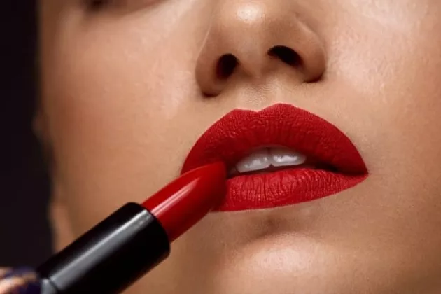 Perbedaan Lipstik Matte dan Glossy, Pilihan Terbaik untuk Aktivitas Setiap Hari