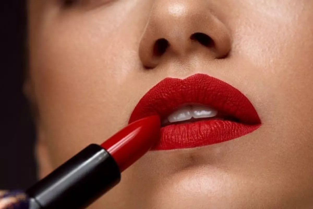 Perbedaan Lipstik Matte dan Glossy, Pilihan Terbaik untuk Aktivitas Setiap Hari