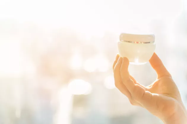 Perbedaan Moisturizer Pagi dan Malam: Mengapa Kamu Butuh Keduanya?