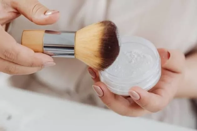 Rekomendasi Bedak Lokal Bikin Makeup Auto Halus dan Tahan Seharian