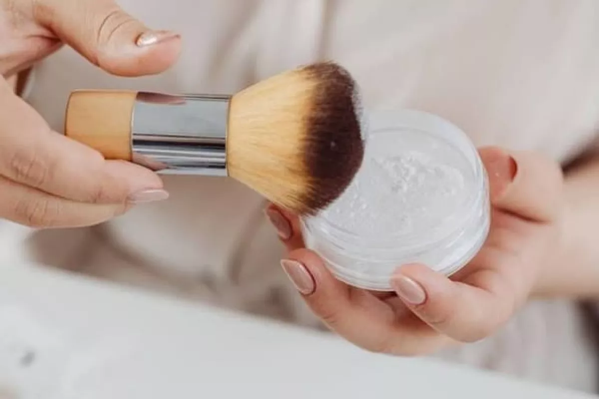 Rekomendasi Bedak Lokal Bikin Makeup Auto Halus dan Tahan Seharian