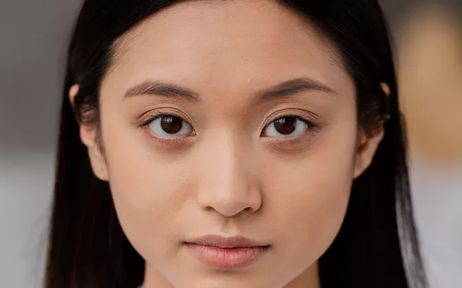 Stop Pakai Concealer Tebal! Gunakan Teknik Ini Agar Bawah Mata Tidak Crack