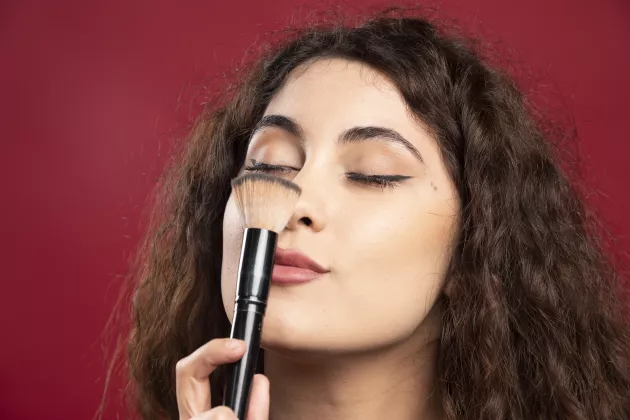 Tips Makeup Anti-Geser di Area Hidung: Kuncinya Bukan di Ketebalan Produk!