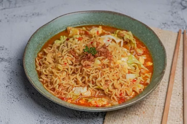 Resep Mie Nyemek Ayam Suwir, Gurih Pedas yang Bikin Nagih 