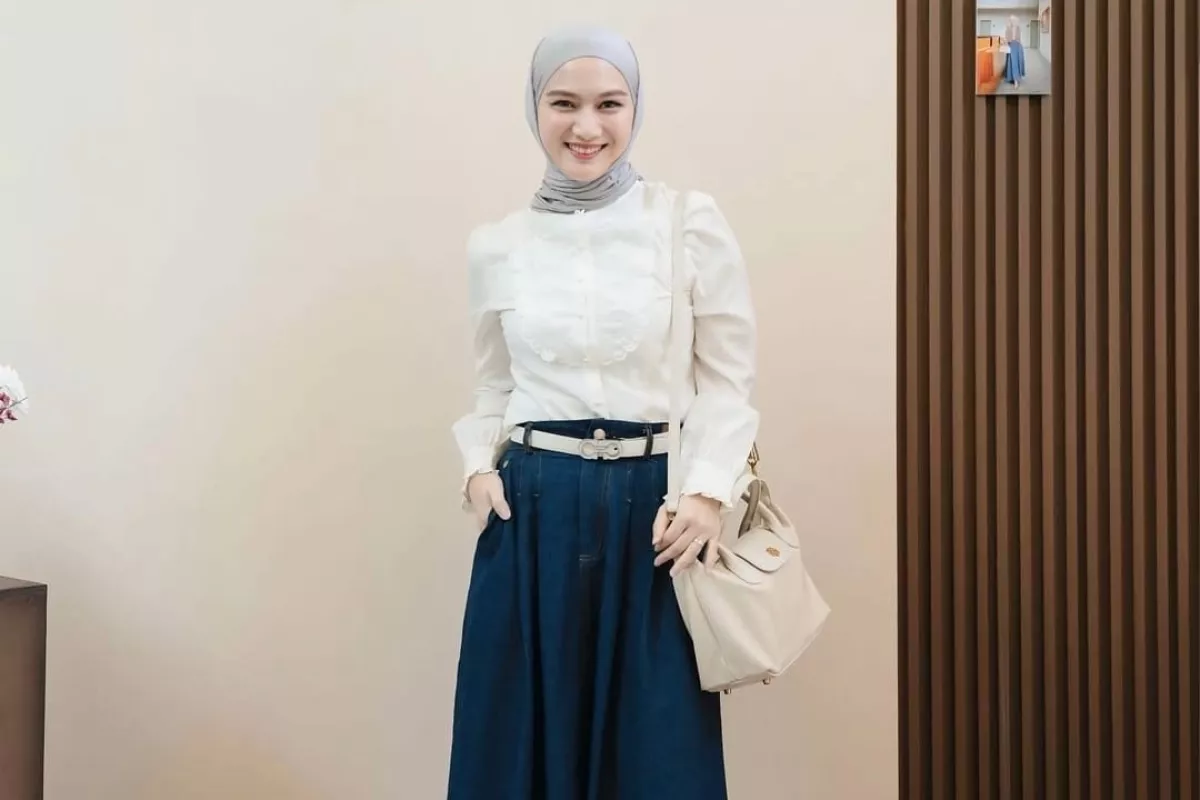 Inspirasi Outfit Bukber 2026 yang Sopan dan Simpel ala Melody Laksani