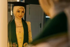 Melihat Outfit Cantik Nashwa Zahira yang Kini Lulus Fakultas Kedokteran USU