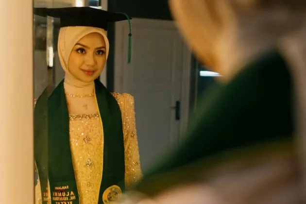 Melihat Outfit Cantik Nashwa Zahira yang Kini Lulus Fakultas Kedokteran USU