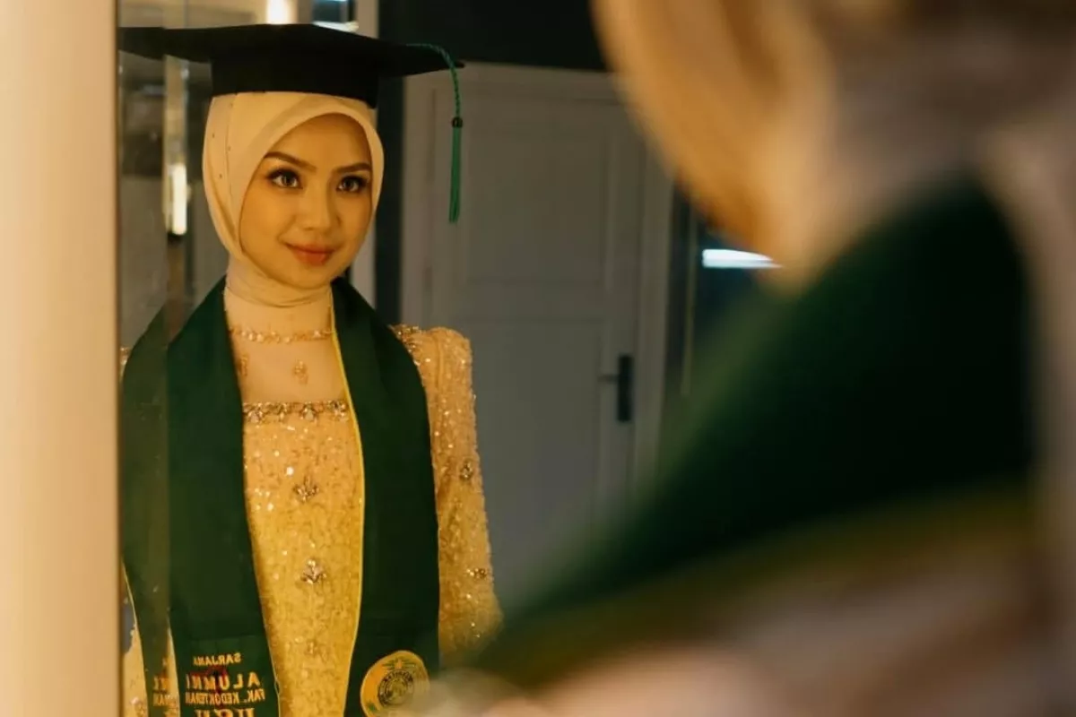 Melihat Outfit Cantik Nashwa Zahira yang Kini Lulus Fakultas Kedokteran USU