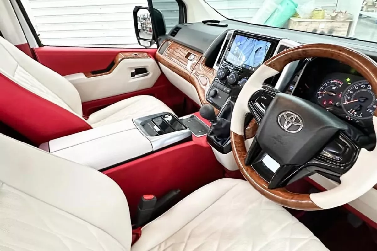 Melihat modifikasi Toyota Hiace milik Raffi Ahmad (Dokumen Hardy Classic)