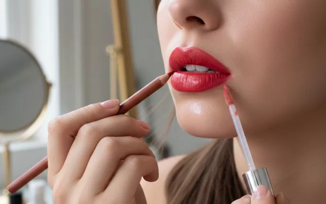 Liner, Lipstik, & Gloss: Kombinasi Maut untuk Bibir Cantik Maksimal