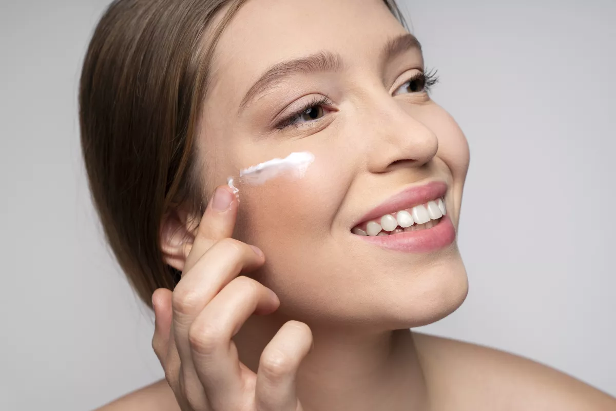 Sudah Rutin Pakai Moisturizer Tapi Kulit Tetap Kering? Ternyata Ini Penyebabnya!