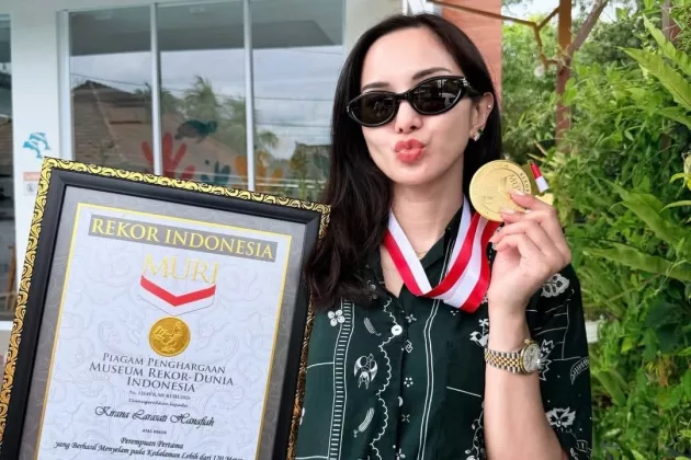 Kirana Larasati Cetak Sejarah, Dapat Rekor MURI Usai Menyelam 127 Meter di Bali