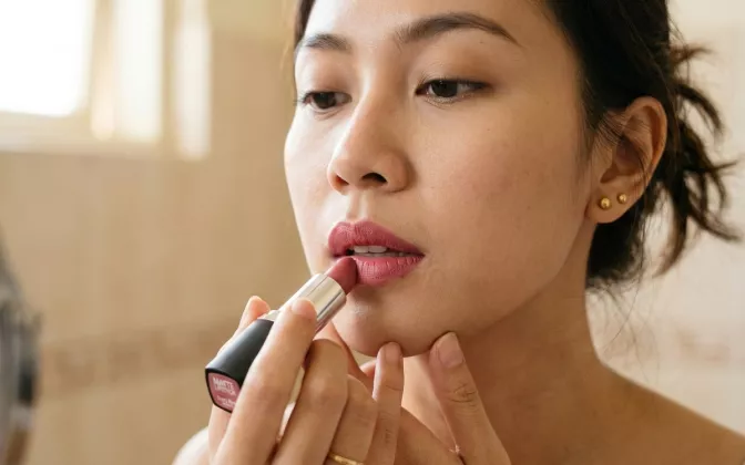 Tips Makeup Bibir Tipis: Tampil Full Lips Tanpa Perlu Filler!