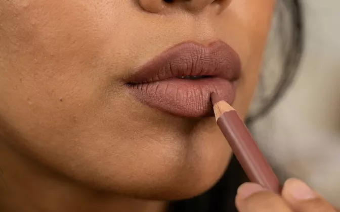 Tutorial Lip Liner untuk Pemula: Cara Menggambar Bibir Simetris dan Tebal Alami