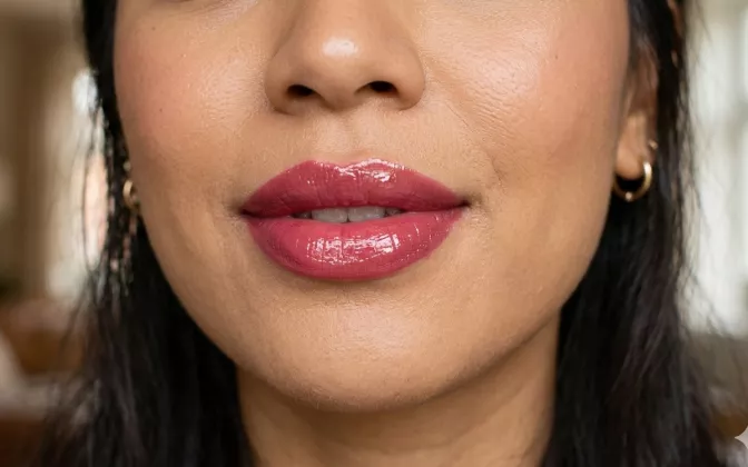 Trik Ubah Lipstik Matte Jadi Glossy dalam 30 Detik, Hasilnya Mirip Brand Mewah!