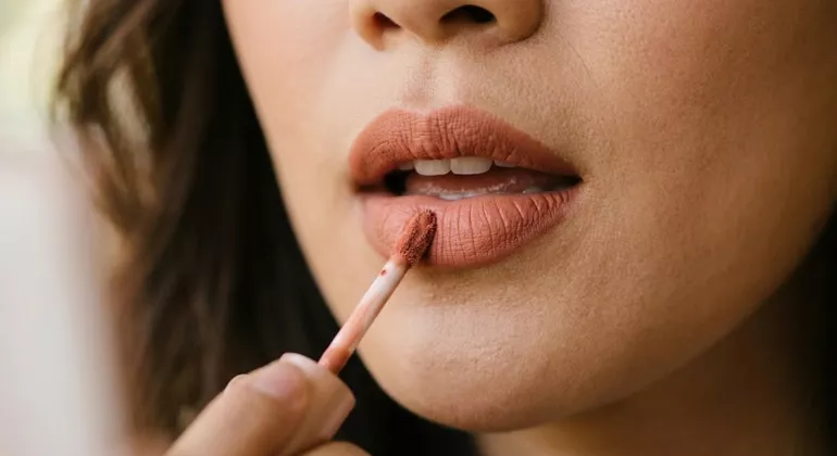 Salah Pilih Warna Lipstik? Ini Cara Cek Undertone Bibir Biar Nggak Pucat!