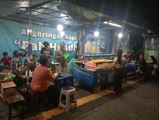 Angkringan Kopi Jos Pak Hendrix Jogja, Tempat Nongkrong Murah dengan Cita Rasa Legendaris