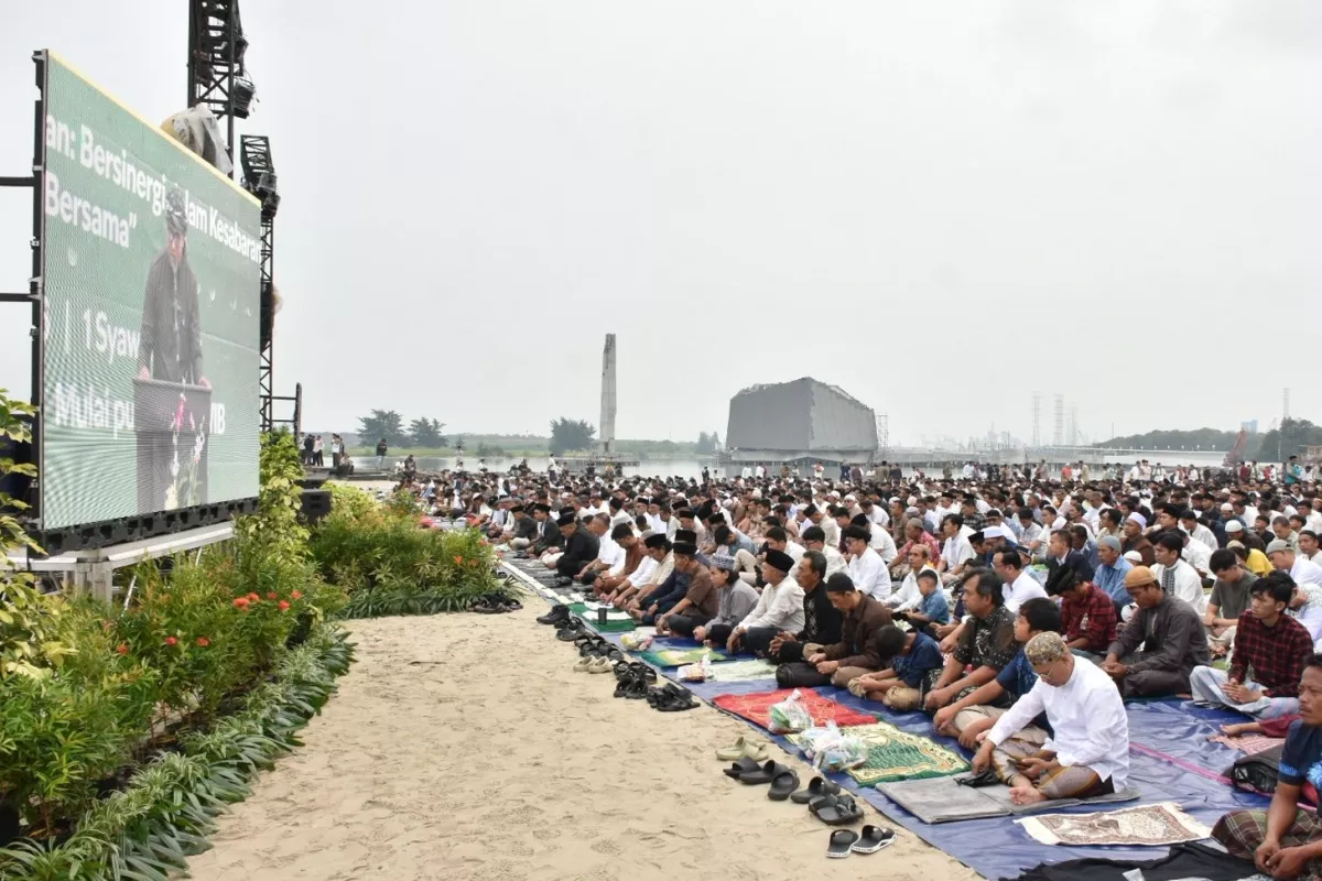Rayakan Kemenangan Bersama Warga, Ancol Gelar Solat Idul Fitri di Pantai 