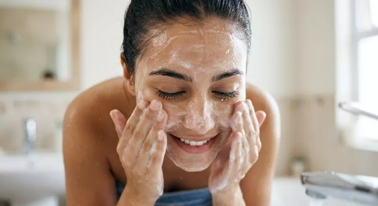 5 Rekomendasi Facial Wash Salicylic Acid Terbaik 2026, Hempas Jerawat Seketika!