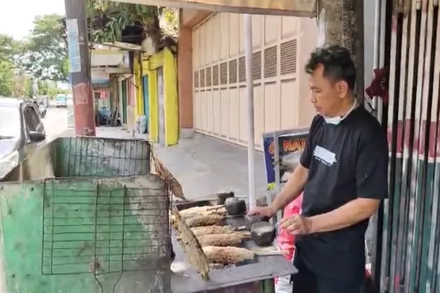 Berkah Lebaran! Sate Bandeng Laris Manis Jadi Buruan Pemudik di Serang