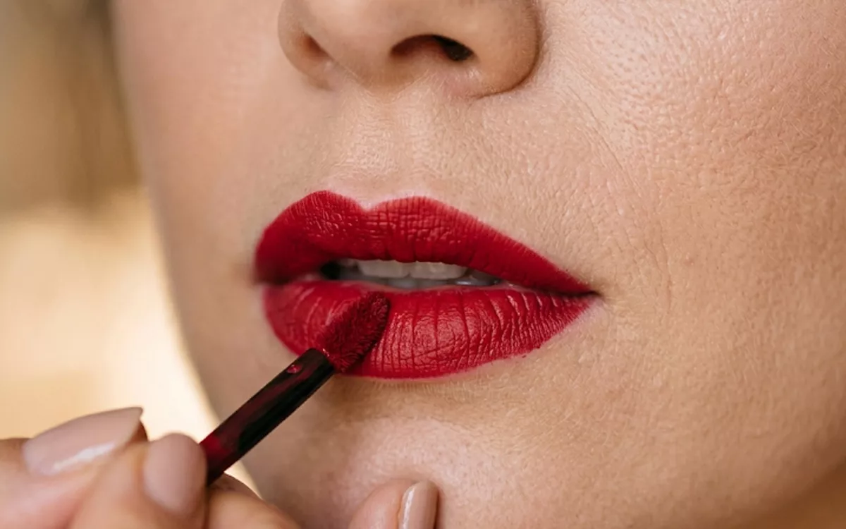 4 Rekomendasi Lipstik Merah Terbaik untuk Kondangan: PIXY hingga Maybelline