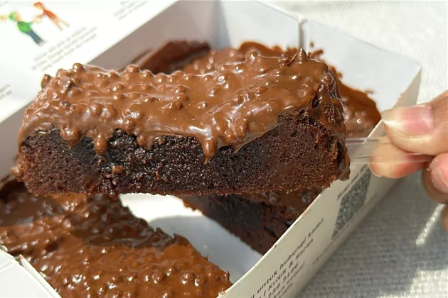 Lumer di Mulut! Nikmati Kelezatan Mbun Brownies Panggang dengan Topping Choco Crunchy