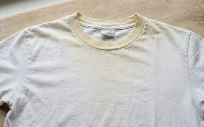 Cara Mengatasi Baju Putih yang Menguning, Kembali Cerah Seperti Baru!