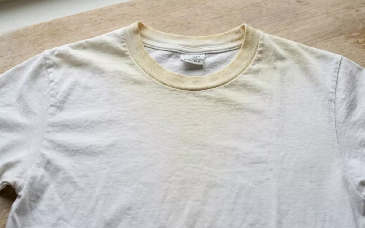Cara Mengatasi Baju Putih yang Menguning, Kembali Cerah Seperti Baru!
