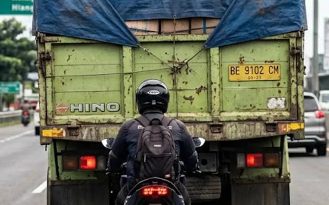 Tips Aman Berkendara Motor di Belakang Truk Saat Melintasi Jalur Trans Nasional