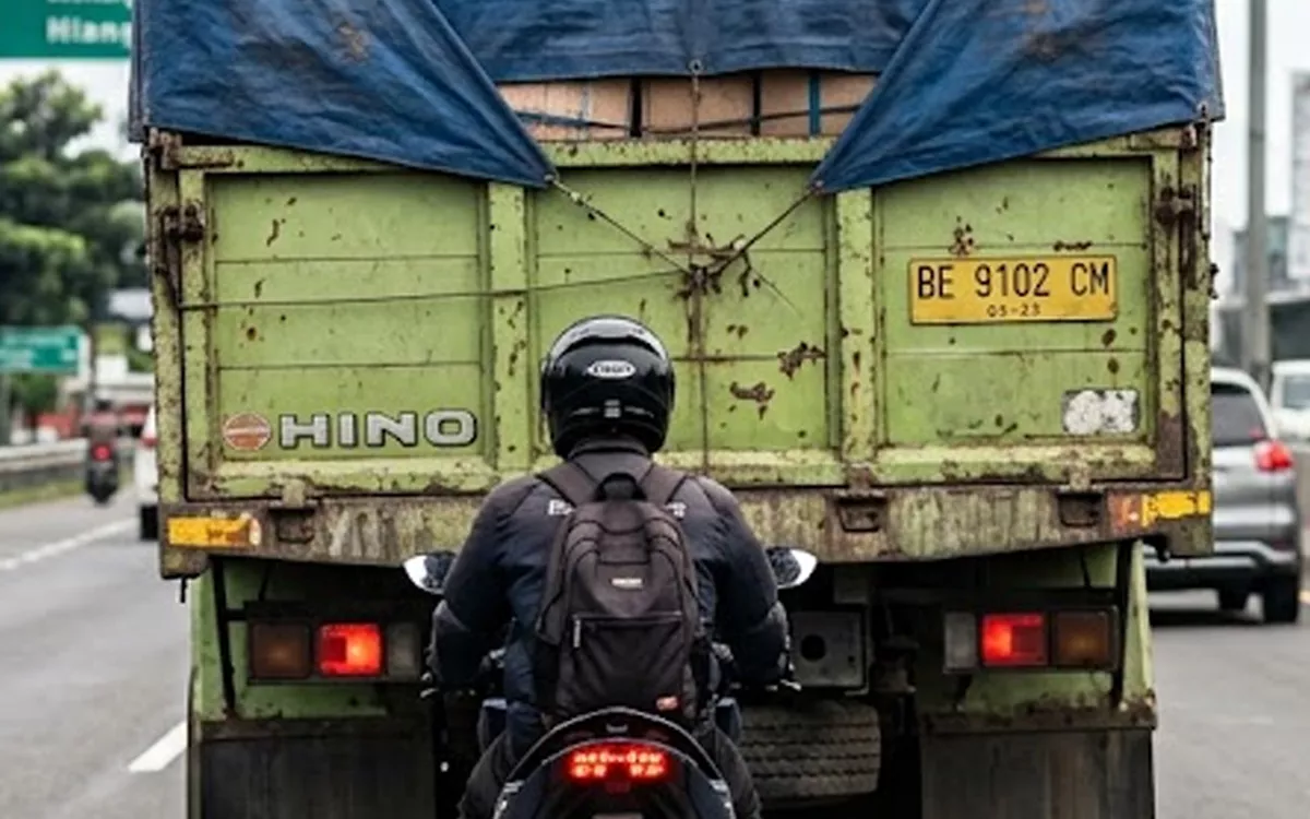 Tips Aman Berkendara Motor di Belakang Truk Saat Melintasi Jalur Trans Nasional
