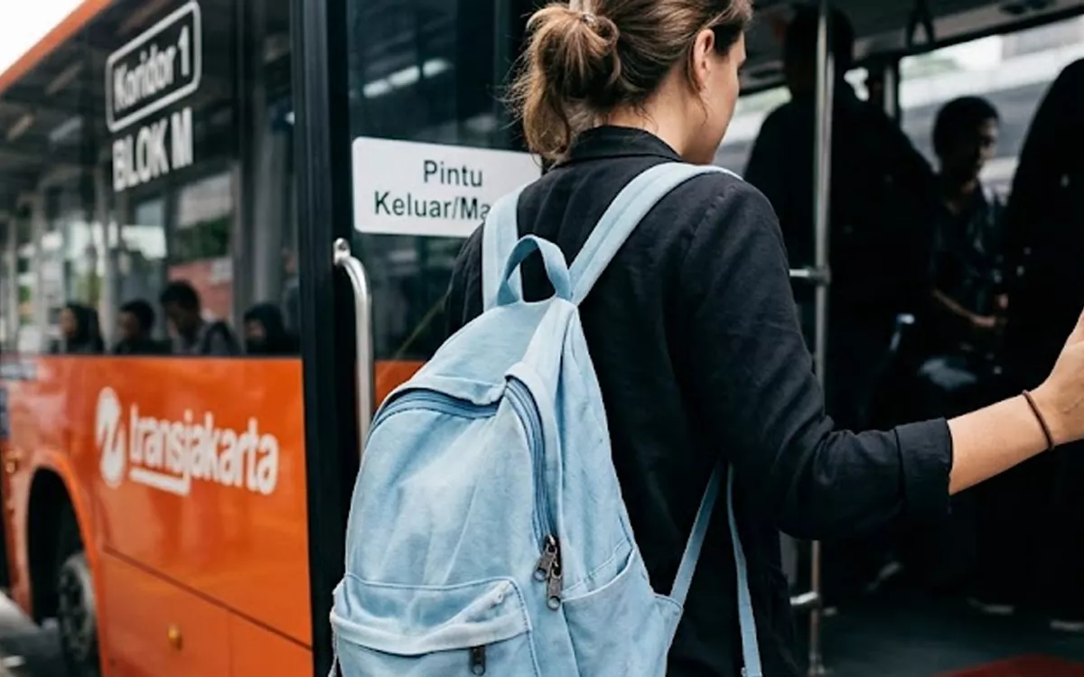 6 Barang Penting yang Wajib Ada di Tas Penumpang KRL dan TransJakarta