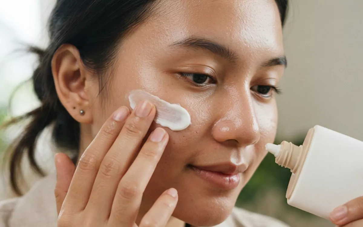 Wajib Punya! 5 Sunscreen Terbaik untuk Kulit Berminyak yang Ringan & Anti Lengket
