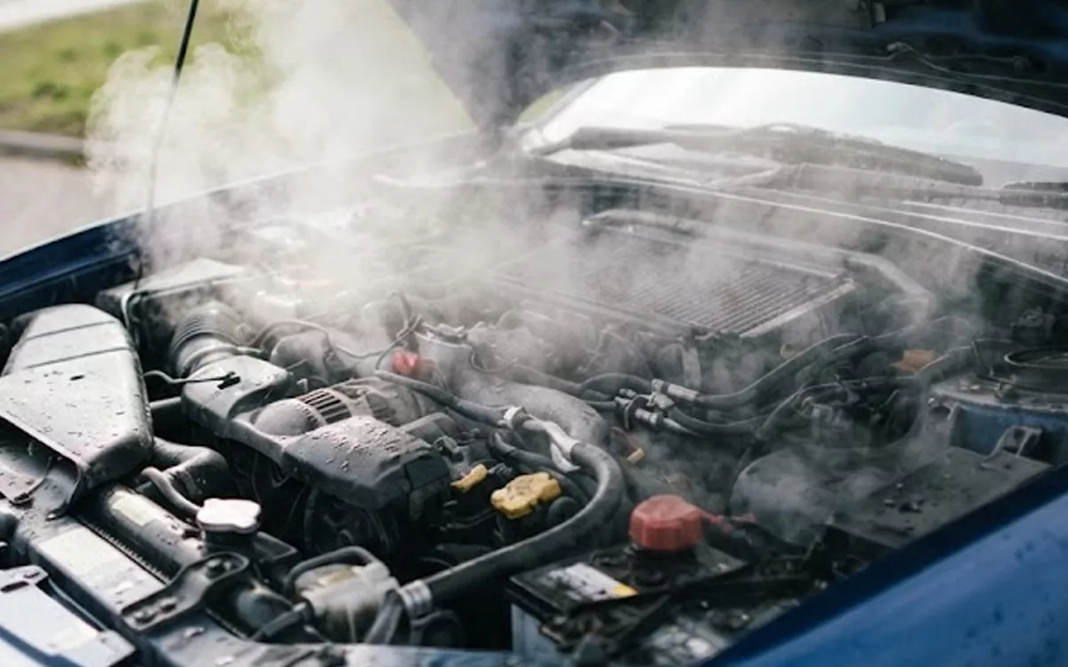 Tips Darurat Saat Mesin Mobil Mengalami Overheat di Jalan Tol