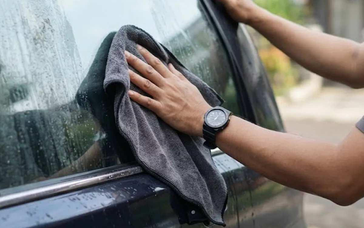 Kaca Mobil Berjamur? Begini Cara Membersihkannya Agar Tidak Baret