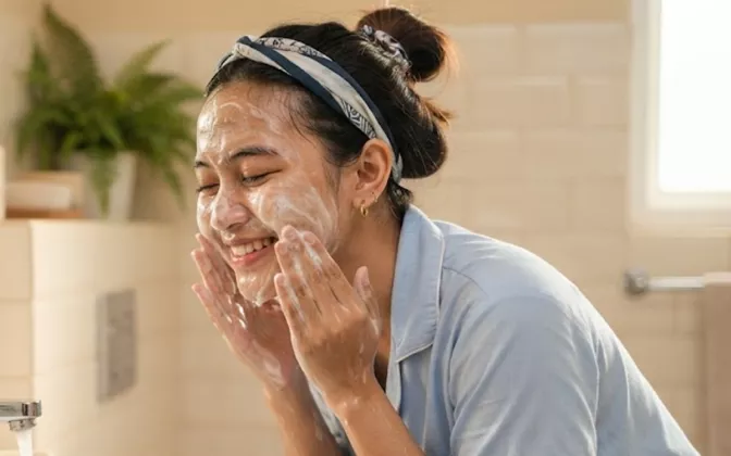 Kenali 7 Bahan Sabun Muka yang Bahaya untuk Kulit Berminyak